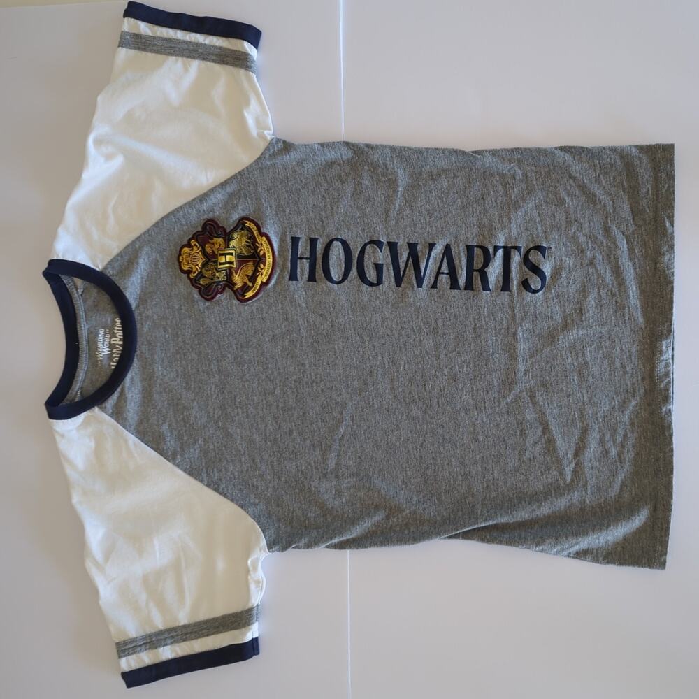 Used Rare 2022 Harry Potter Hogwarts Crest Adult Raglan T-shirt Small